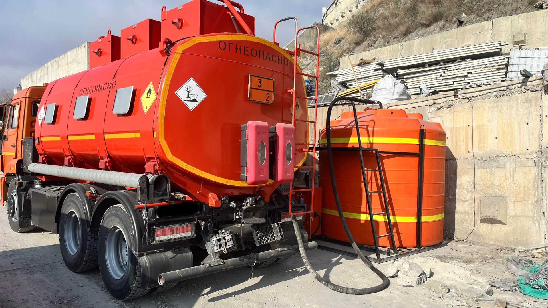 Доставка топлива на объект экономит время и деньги.