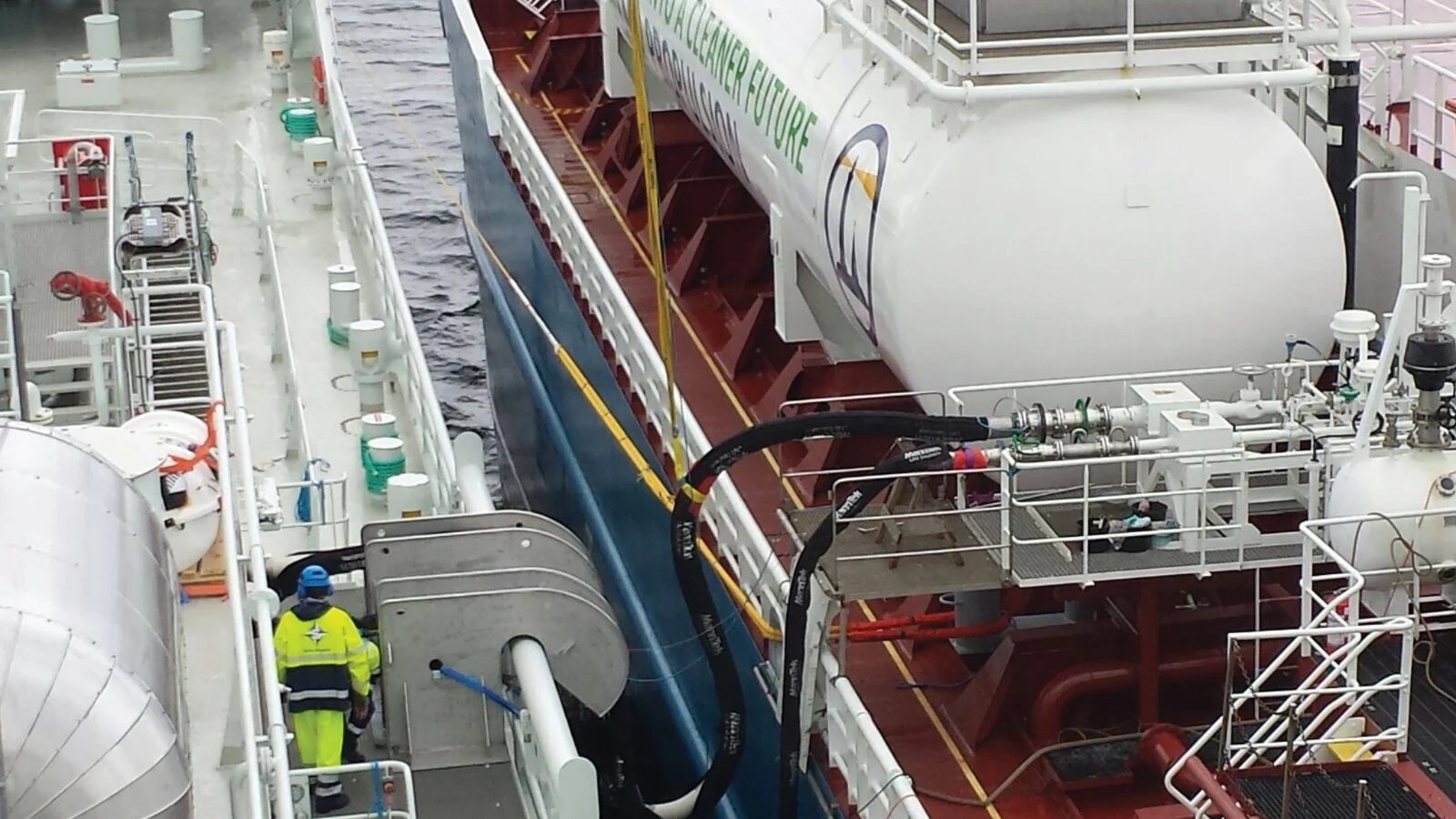 Бункеровка на рейде требует строгого соблюдения техники безопасности и координации между двумя экипажами.