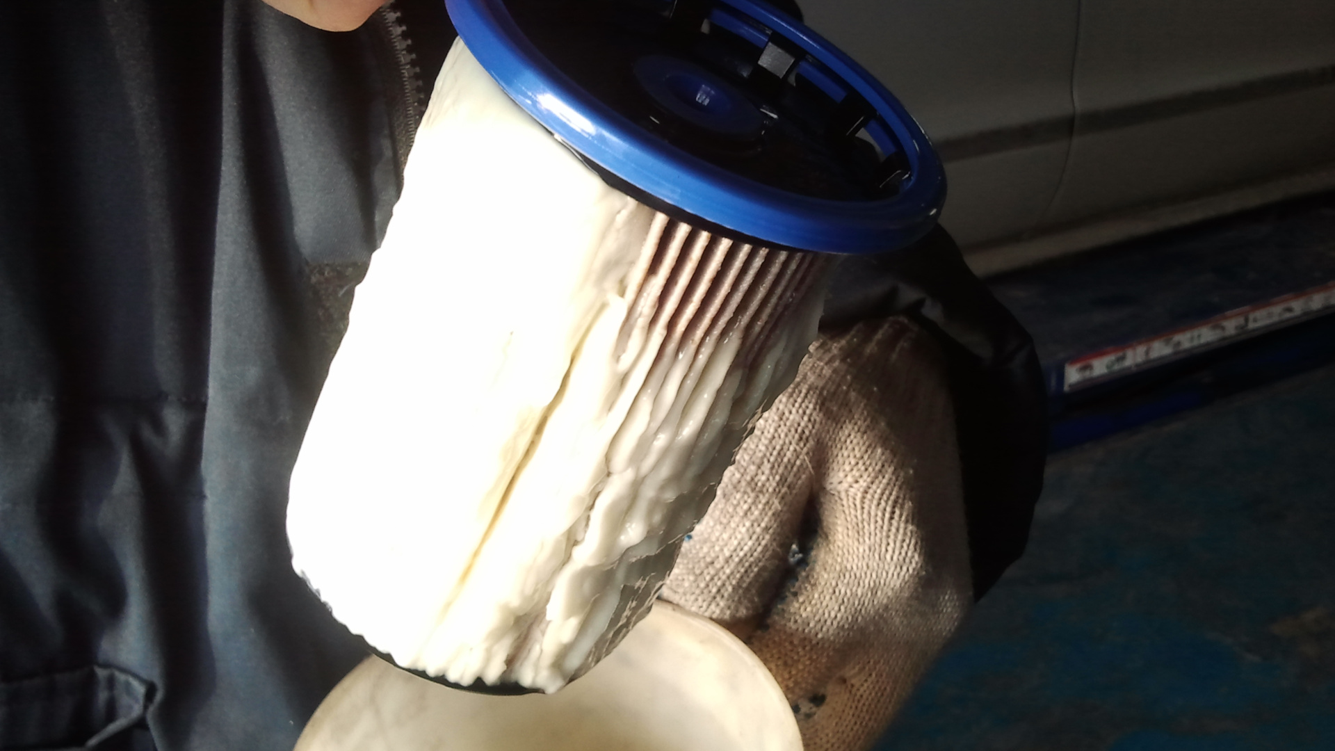 Последствия использования летнего топлива зимой — фильтр забит парафином полностью.