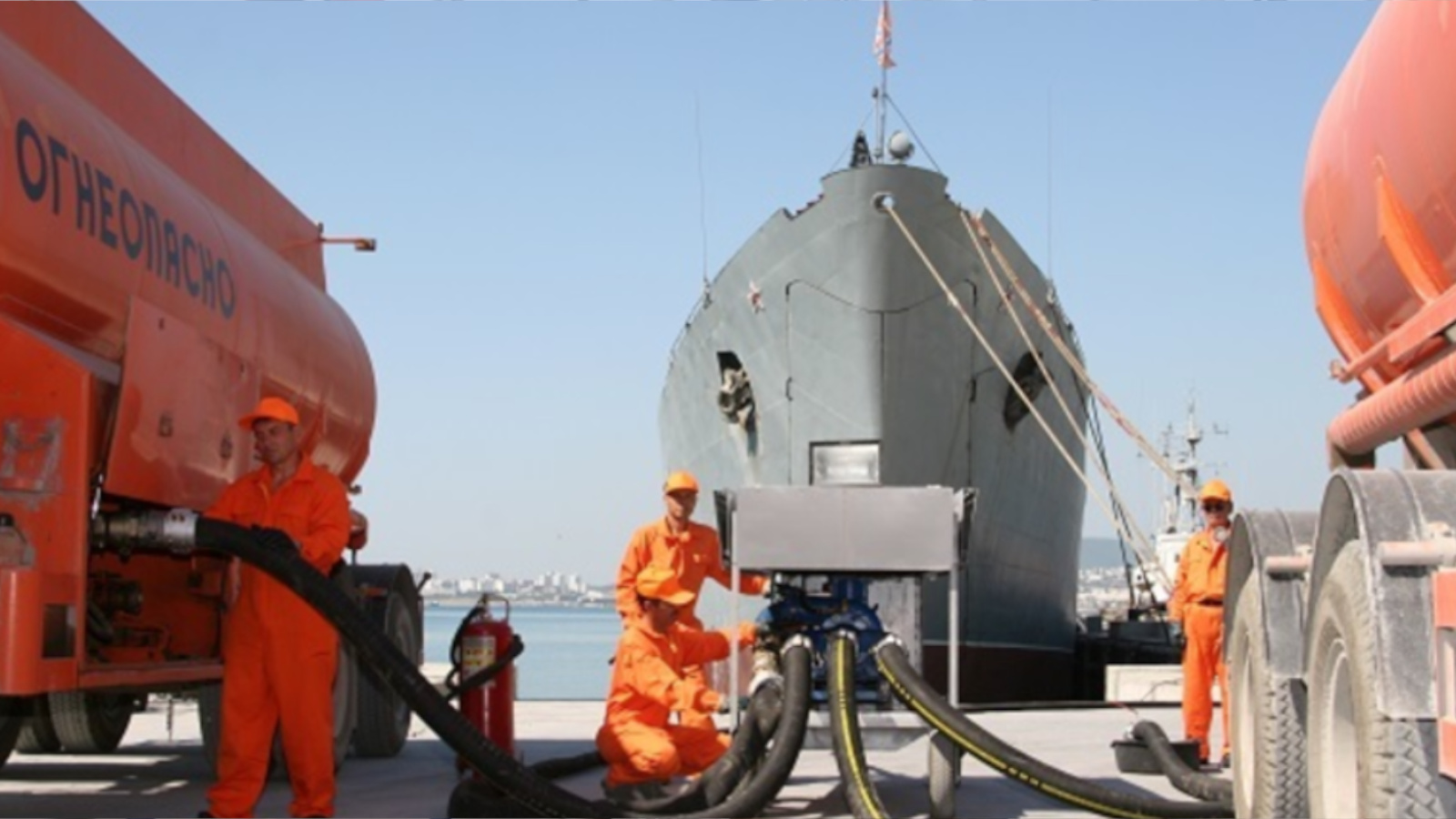 Собственный автопарк и опытные специалисты — гарантия надежности и безопасности бункеровки.