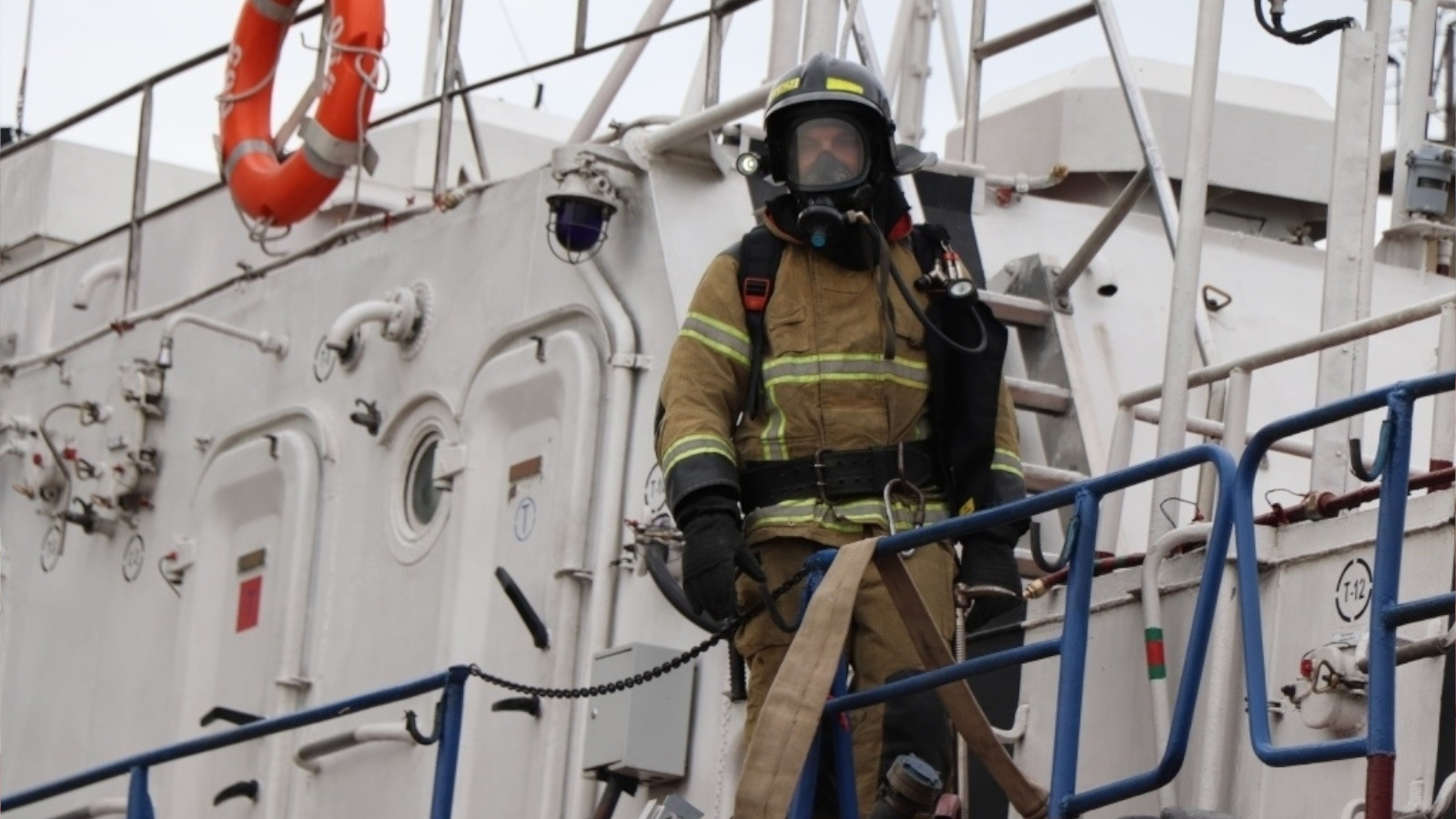 Пожарный пост с дежурным матросом — обязательное условие безопасной бункеровки.